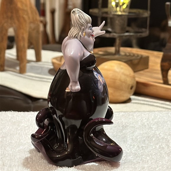 Bradford Editions, Disney Villains Heirloom Porcelain Figurines “Ursula” - Picture 8 of 16